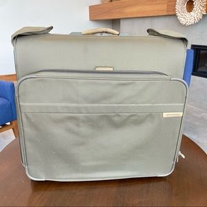 Briggs & Riley  Deluxe Wardrobe, color military green